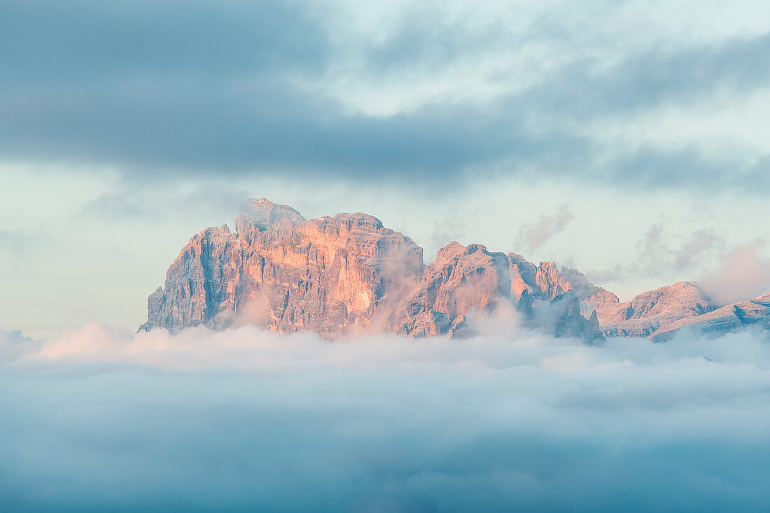 Europa, Italien, Venetien, Cadore, Auronzo, Sonnenuntergang in Richtung Croda dei Toni in den Wolken, sexten Dolomiten