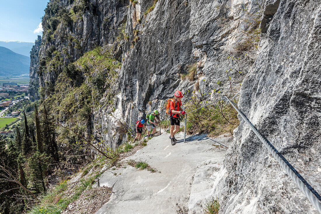Arco, Trento Provinz, Trentino, Italien, Kletterer auf dem Klettersteig Colodri