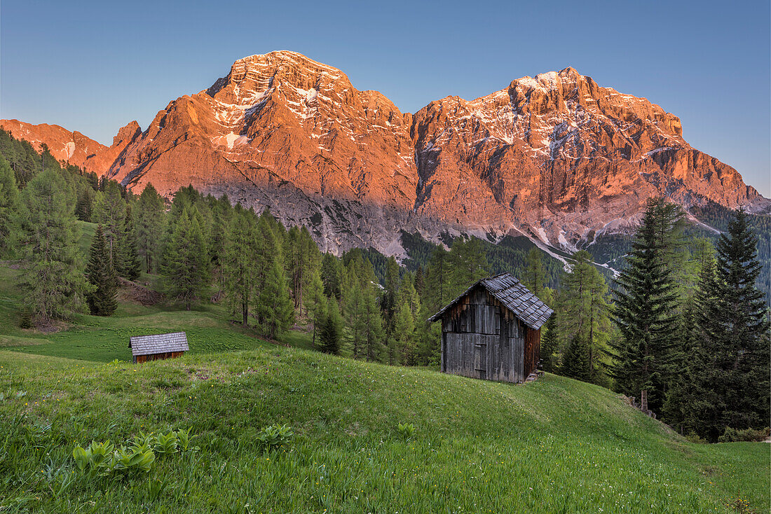 La Valle, Wengen, Alta Badia, Provinz Bozen, Südtirol, Italien, Sonnenuntergang auf den Weiden von Pra de Rit mit den Gipfeln Cima Nove, Neunerspitze und Cima Dieci, Zehnerspitze
