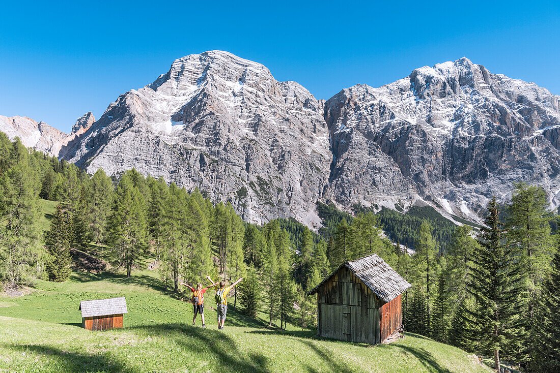 La Valle, Wengen, Alta Badia, Provinz Bozen, Südtirol, Italien, Wanderer auf den Weiden von Pra de Rit