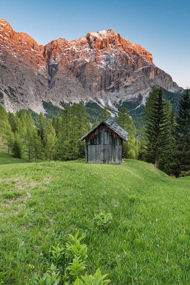 La Valle, Wengen, Alta Badia, Provinz Bozen, Südtirol, Italien, Sonnenuntergang auf den Weiden von Pra de Rit mit der Spitze Cima Dieci, Zehnerspitze