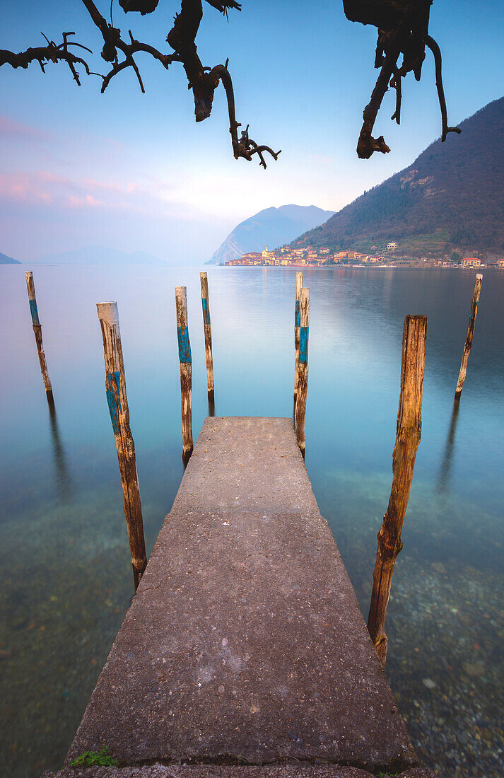 Iseo See in der Morgendämmerung, Provinz Brescia, Italien
