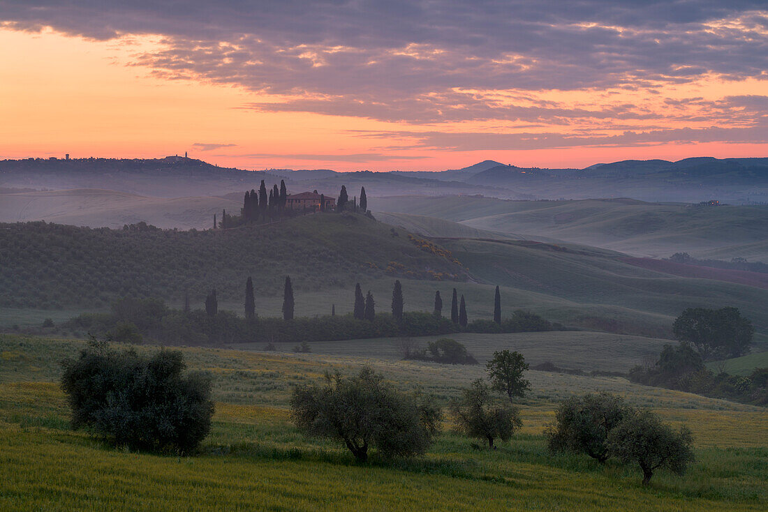 Europe, Italy, Orcia valley at dusk, province of Siena, Tuscany