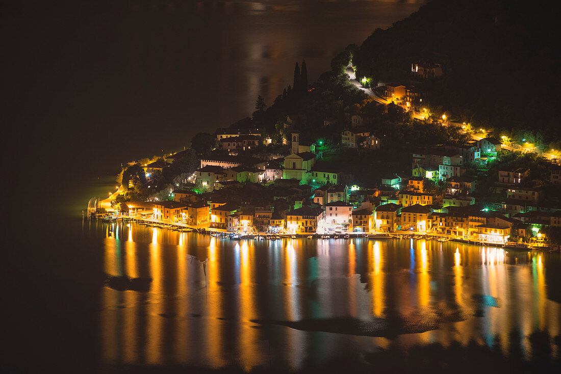 Peschiera Maraglio bei Nacht, Iseosee, Provinz Brescia, Bezirk Lombardei, Italien, Europa