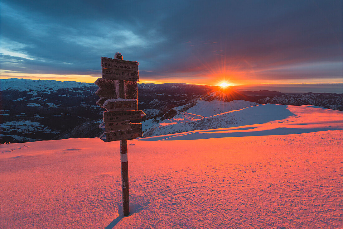 Sonnenaufgang vom Berg Guglielmo, Brescia prealpi, Provinz Brescia, Italien, Lombardei, Europa