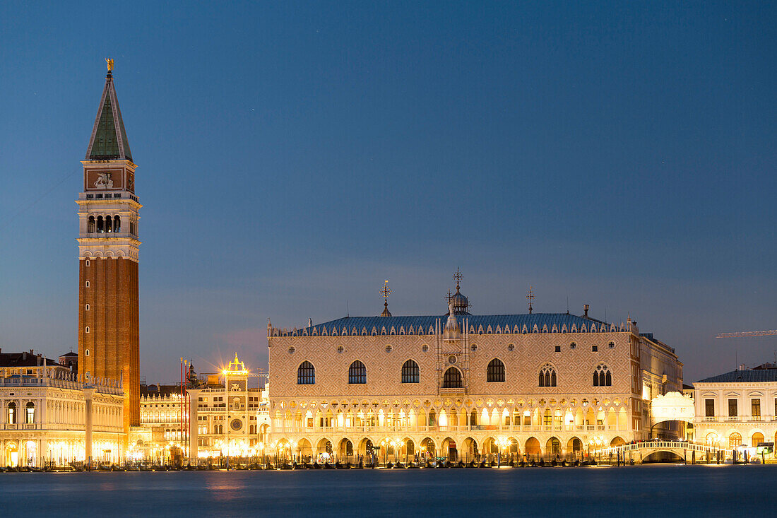 Der historische Dogenpalast beleuchtete sich durch die Dämmerung Markusplatz Venedig Venetien Italien Europa