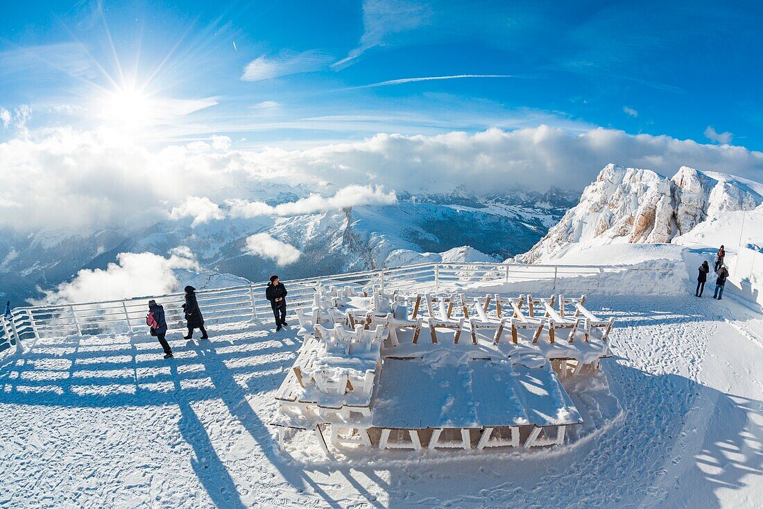 Sonne und Wolken auf den verschneiten Gipfeln der Dolomiten von der Terrasse des Rifugio Lagazuoi Cortina D'Ampezzo Belluno Veneto Italien Europa gesehen