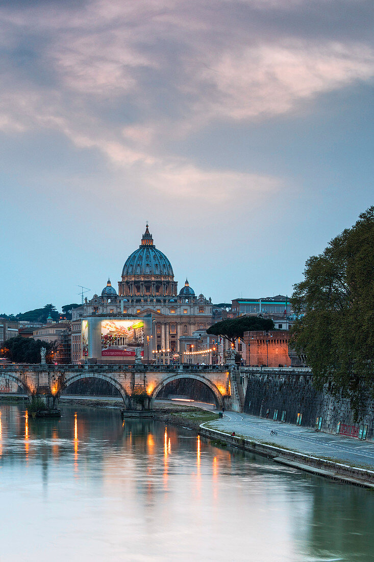 Dämmerung Lichter am Tiber mit Brücke Umberto I und Basilika von San Pietro im Hintergrund Rom Latium Italien Europa