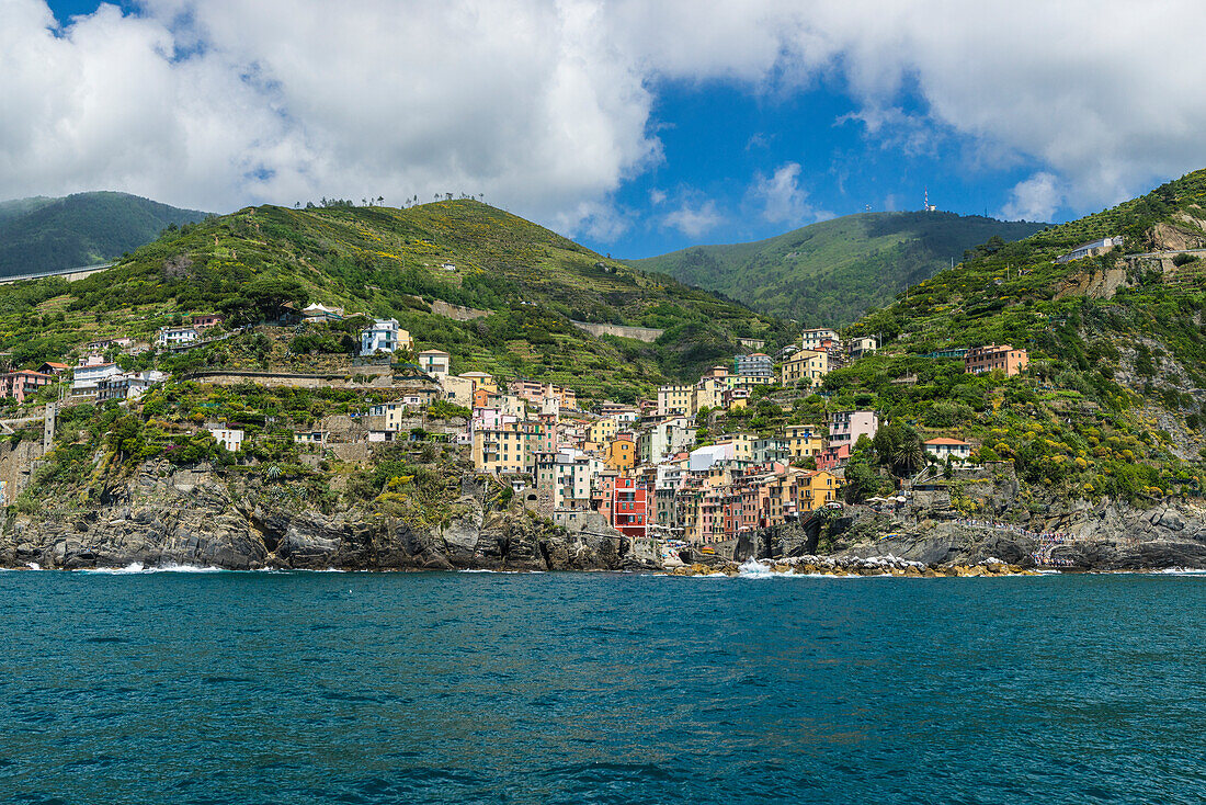 Bunte Häuser und typische Architektur des Riomaggiore Cinque Terre Nationalpark Provinz La Spezia Ligurien Italien Europa