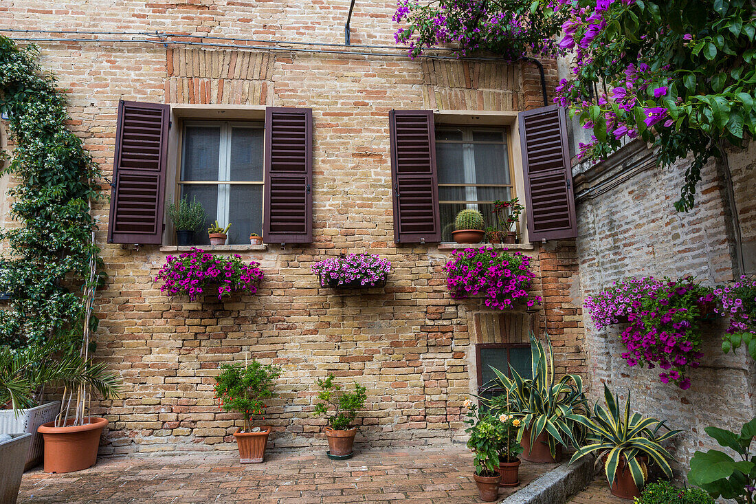 Details und typische Architektur der Häuser der Altstadt von Corinaldo Provinz Ancona Marche Italien Europa