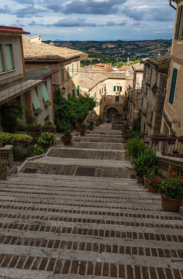 Eine typische Treppe unter den Häusern der Altstadt von Corinaldo Provinz Ancona Marche Italien Europa