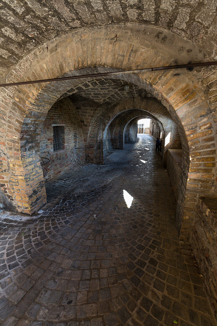 Eine typische Gasse und mittelalterliche Mauern der Altstadt von Corinaldo Provinz Ancona Marche Italien Europa