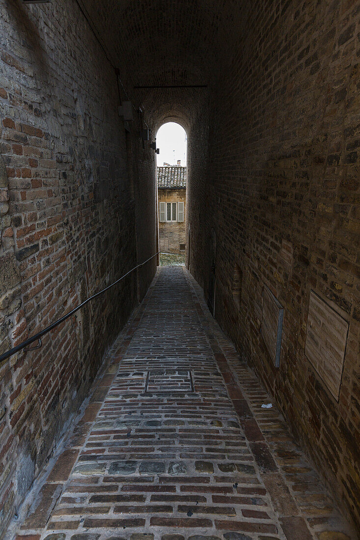 Eine typische Gasse und mittelalterliche Mauern der Altstadt von Fermo Marche Italien Europa