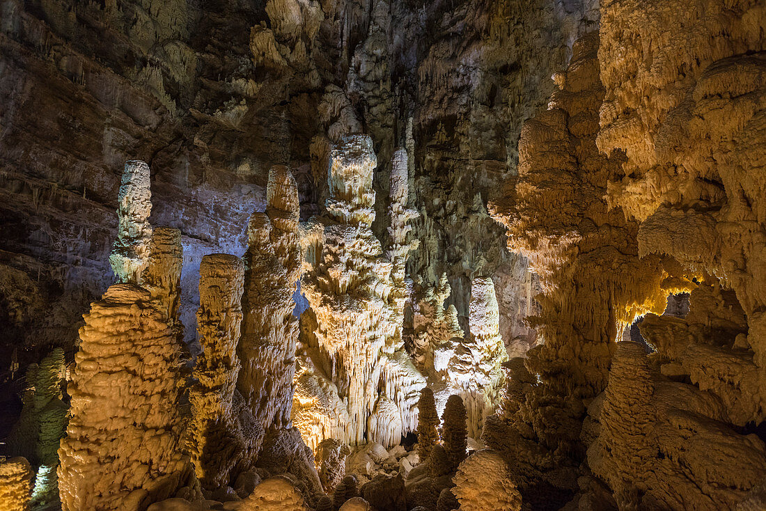 Die natürliche Show der Frasassi-Höhlen mit scharfen Stalaktiten und Stalagmiten Genga Provinz Ancona Marche Italien Europa