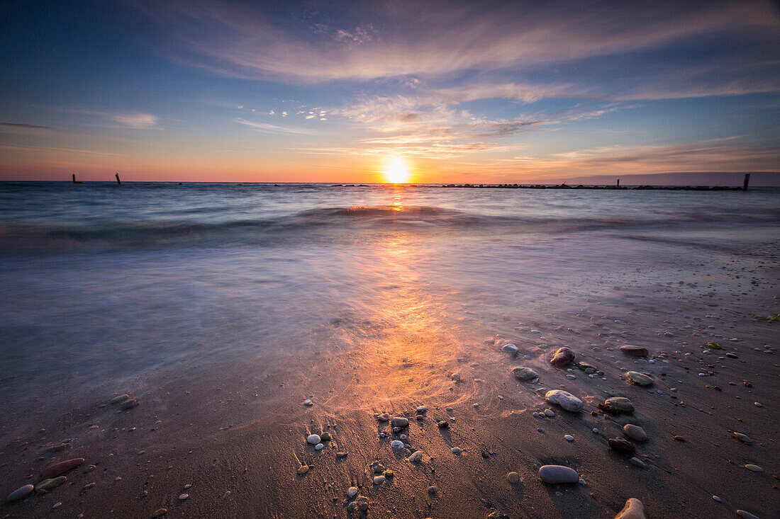 Die Lichter der Morgendämmerung spiegeln sich auf dem Sandstrand Porto Recanati Provinz Macerata Conero Riviera Marche Italien Europa