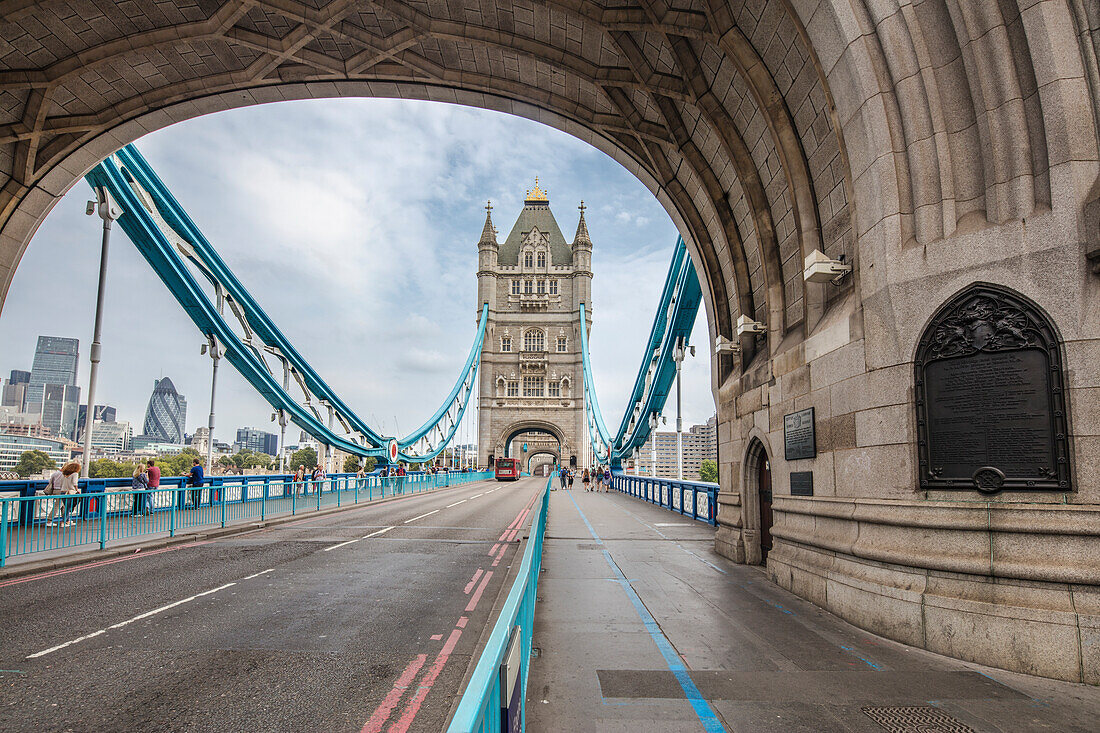 Details der Architektur der Tower Bridge mit dem alten Turm im Hintergrund London Großbritannien