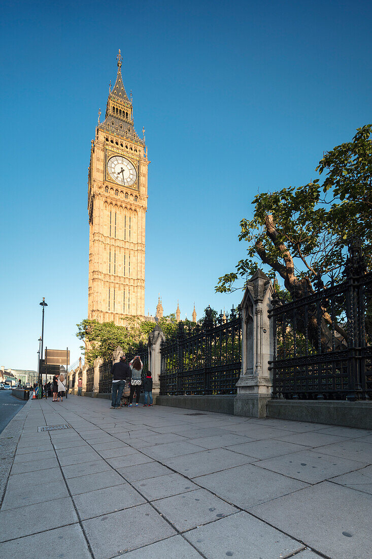Blick auf Big Ben unter dem blauen Himmel an einem sonnigen Sommertag London Großbritannien