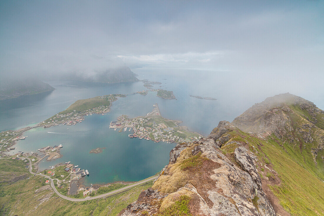 Draufsicht auf Seen und Meer unter einem nebligen Himmel von der felsigen Spitze von Reinebringen Berg Moskenes Lofoten Inseln Norwegen Europa