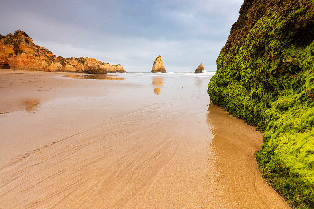 Felsen rund um den Sandstrand spiegeln sich im klaren Wasser Albandeira Lagoa Gemeinde Algarve Portugal Europa