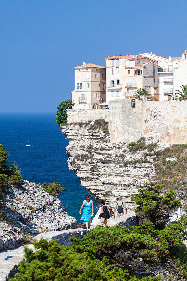 Blaue Meer Frames der mittelalterlichen Altstadt und Festung thront auf der Spitze der Klippen Bonifacio Korsika Frankreich Europa