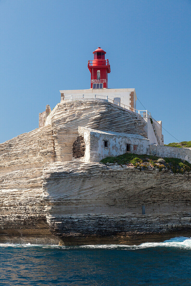 Die mediterranen blauen See Frames der Granit weiße Klippen und Leuchtturm Lavezzi Inseln Bonifacio Korsika Frankreich Europa