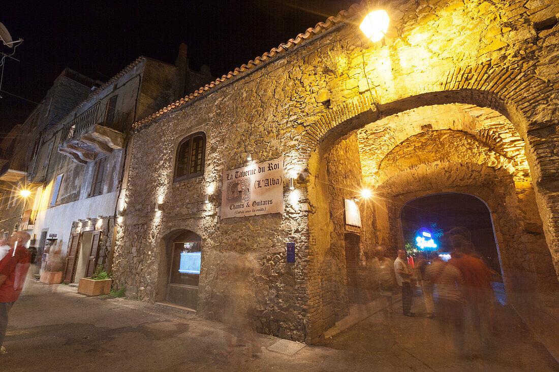 Touristen in den mittelalterlichen Gassen der Altstadt Porto Vecchio Korsika Frankreich Europa