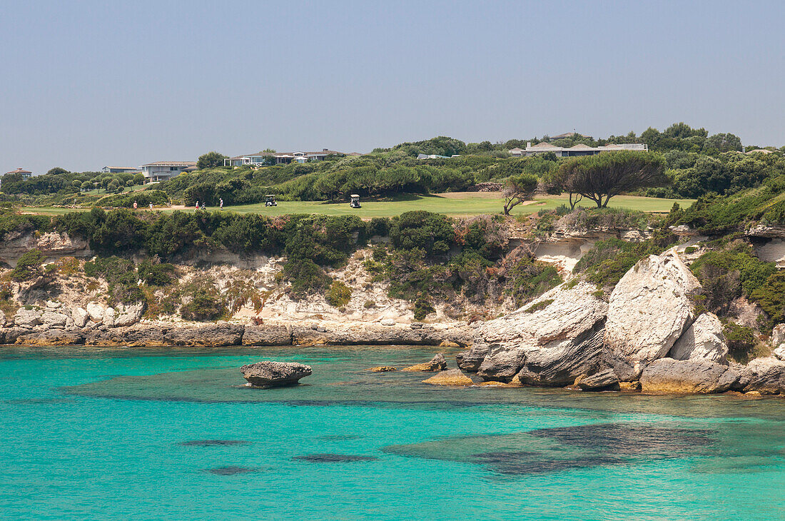 Sommeransicht des türkisblauen Meeres und des Golfplatzes auf dem Vorgebirge Sperone Bonifacio Südkorsika Frankreich Europa