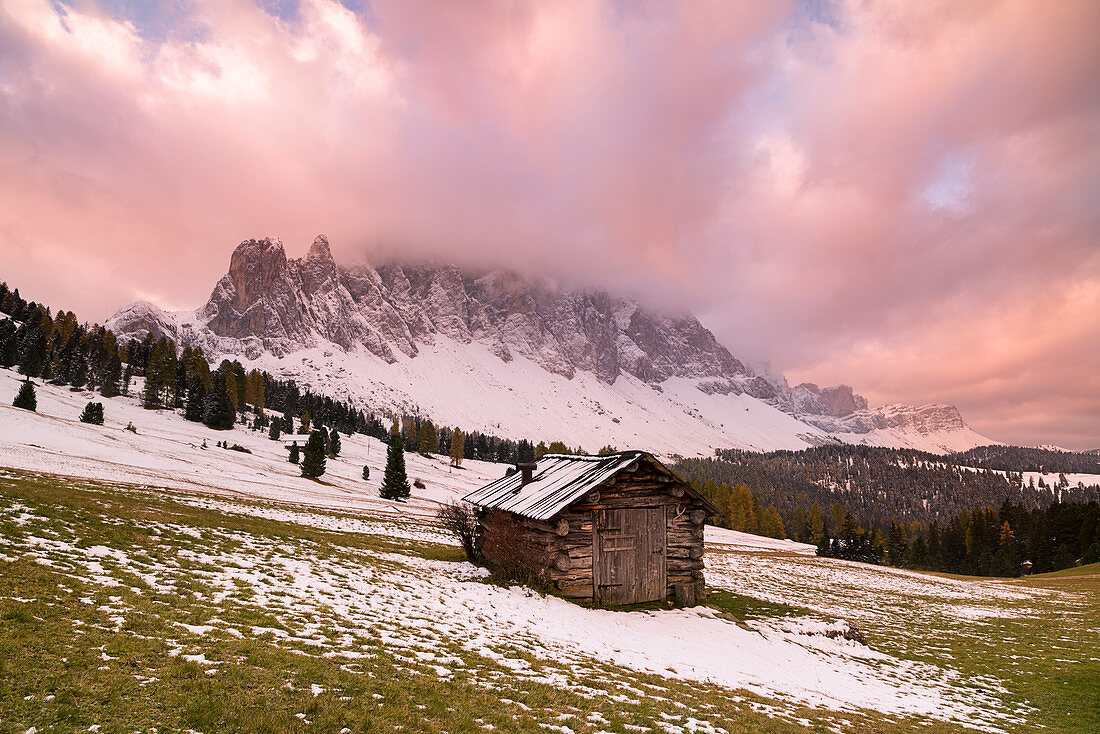 Naturpark Puez-Odle, Provinz Bozen, Trentino-Südtirol, Italien Sonnenaufgang im Naturpark Puez-Odle mit dem ersten Herbstschnee
