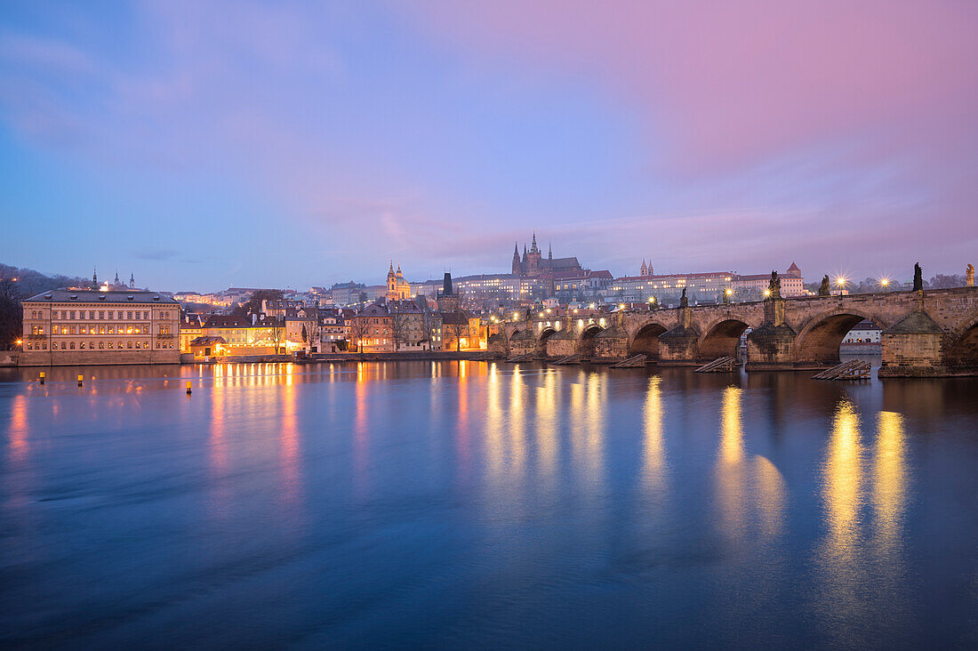 Karlsbrücke, die Burg und ein Blick auf die Stadt fotografiert im Morgengrauen, Prag, Tschechische Republik