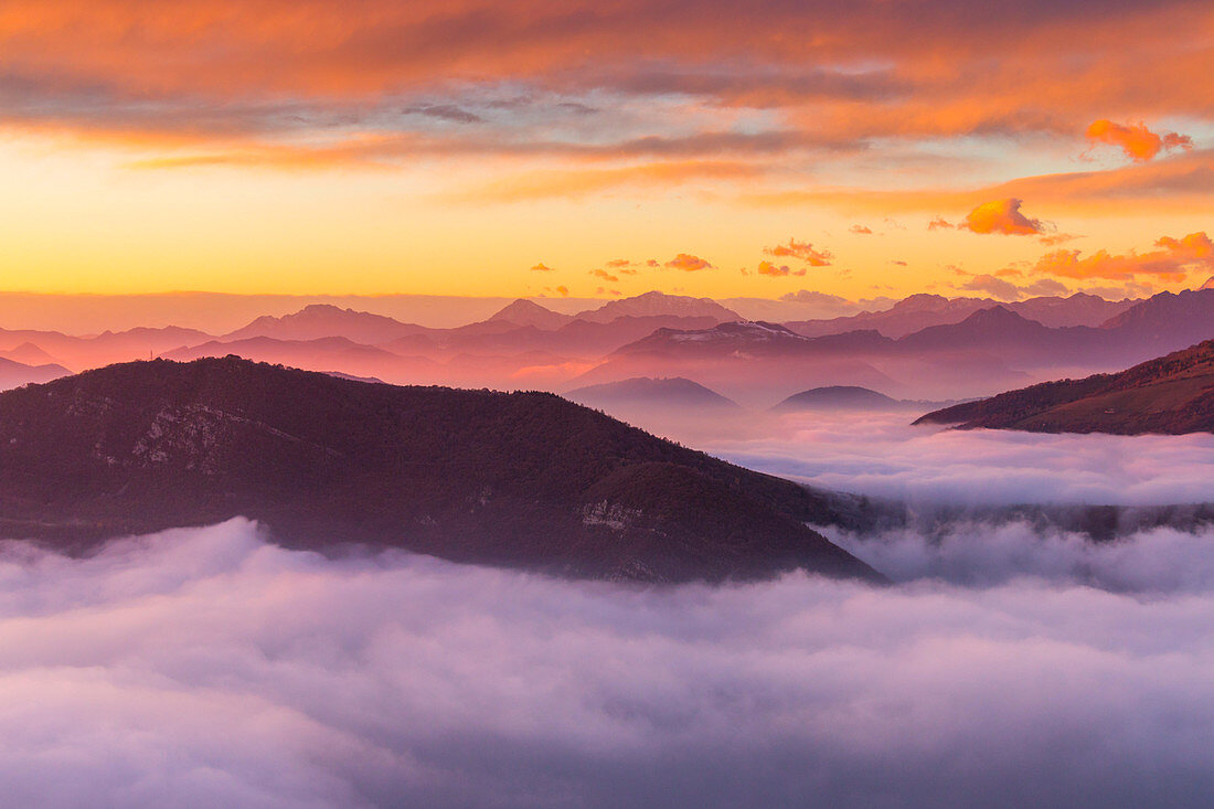 Der Sonnenuntergang über den Wolken über Prealpi Orobiche, Bronzonberg, Prealpi Orobiche, Viadanica, Bergamo Provinz, Lombardei, Italien, Europa
