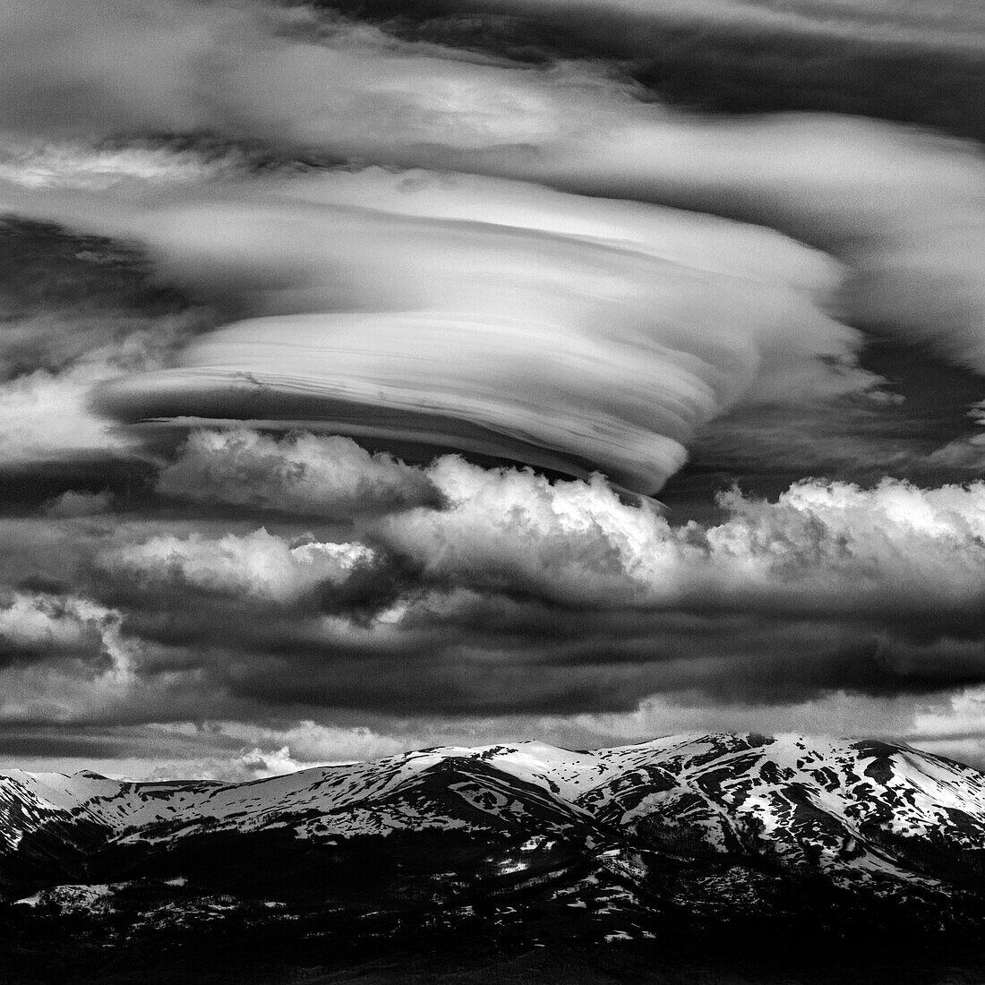 Umbrien, Italien, zentrale Adenninen, linsenförmige Wolken