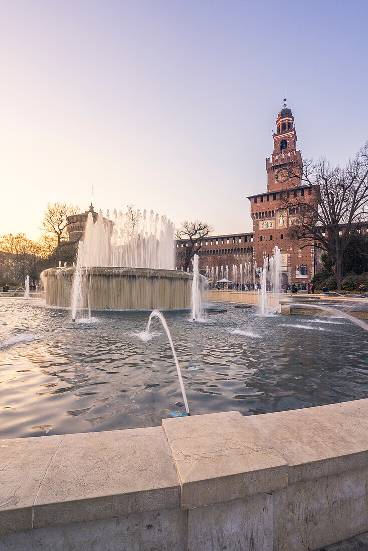 Mailand, Lombardei, Italien, Das Castello Sforzesco mit Springbrunnen bei Sonnenuntergang