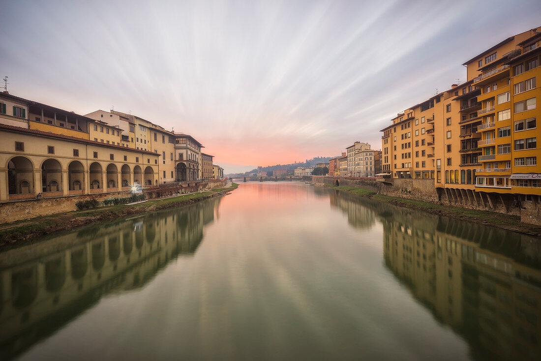 Florenz, Toskana, Italien, Eine longexposure Sonnenaufgang über Arno