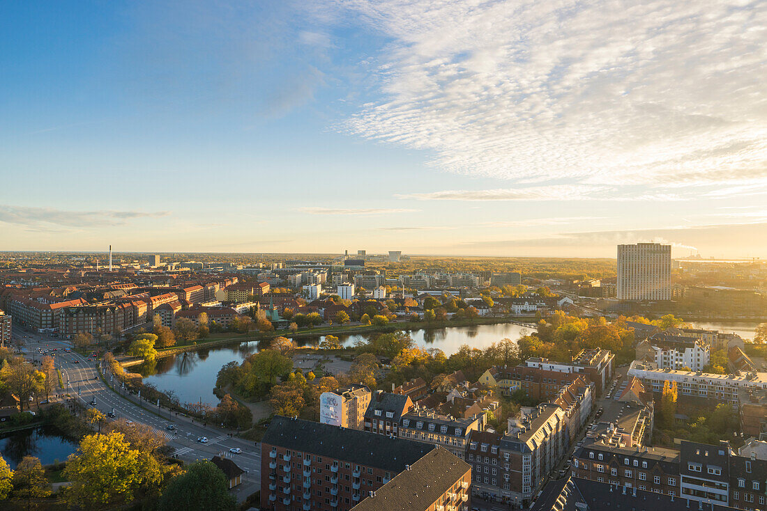 Kopenhagen, Hovedstaden, Dänemark, Nordeuropa, Panorama von Kopenhagen an der Spitze der Kirche unseres Erlösers in Christianshavn, einer der berühmtesten Kirchen in Dänemark