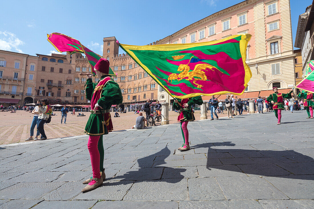 Typical exhibition of traditional clothes and flags of the different contradas, Piazza del Campo, Siena, UNESCO World Heritage Site, Tuscany, Italy, Europe