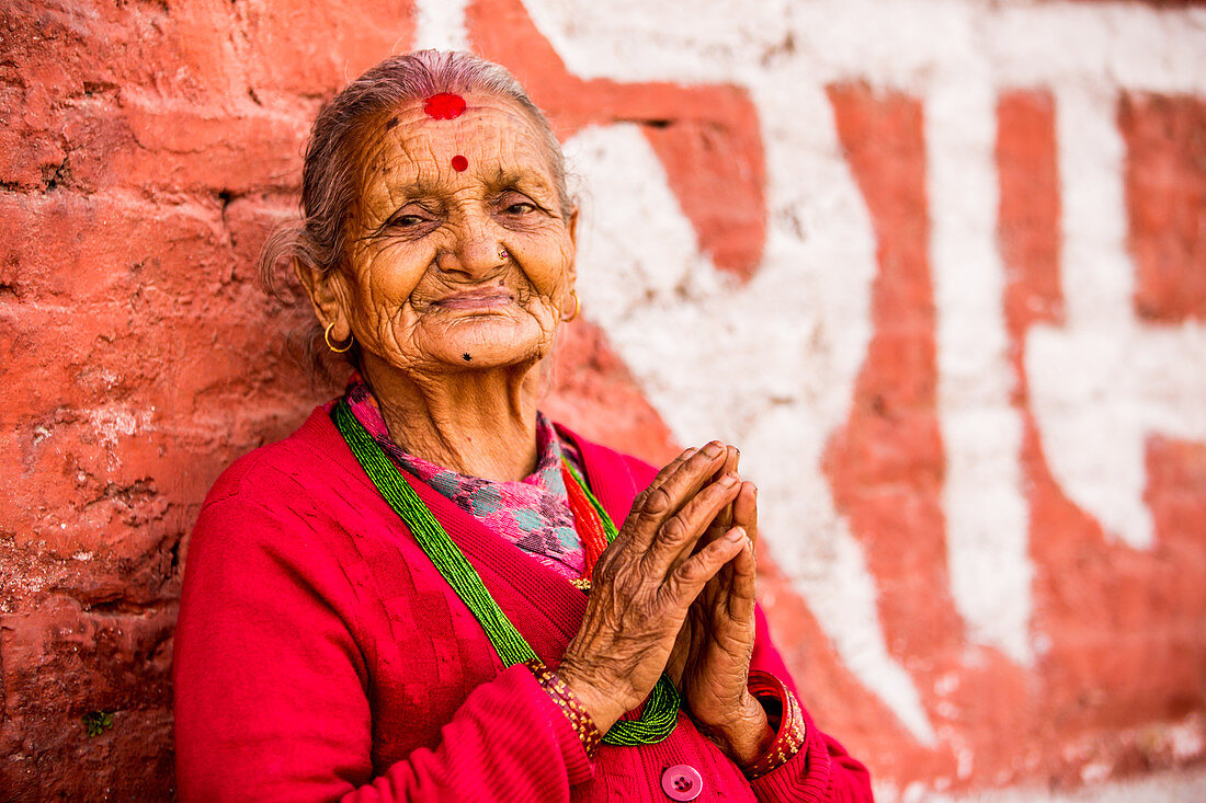 Old woman praying at Pashupati Temple, Kathmandu, Nepal, Asia