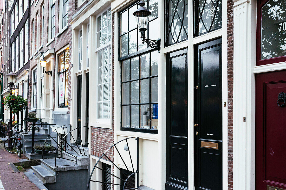 Traditionelle schmale hohe Ziegel Architektur, Amsterdam, Niederlande, Europa