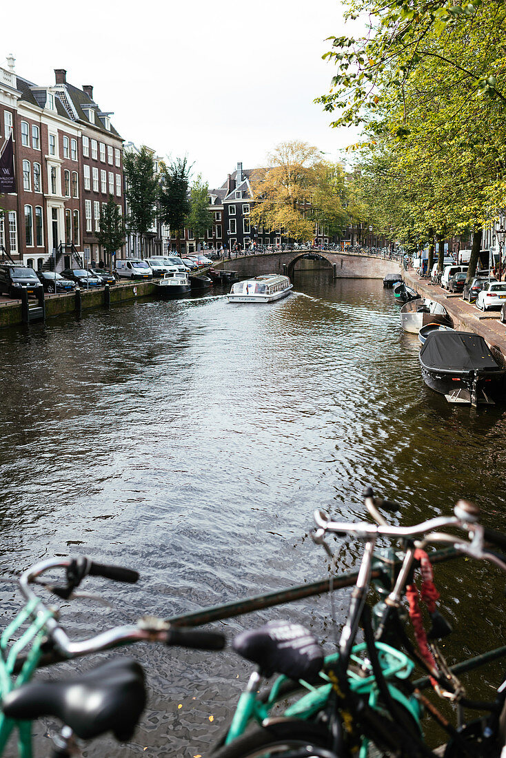 Touristenboot auf Kanal im Herbst, Amsterdam, Niederlande, Europa