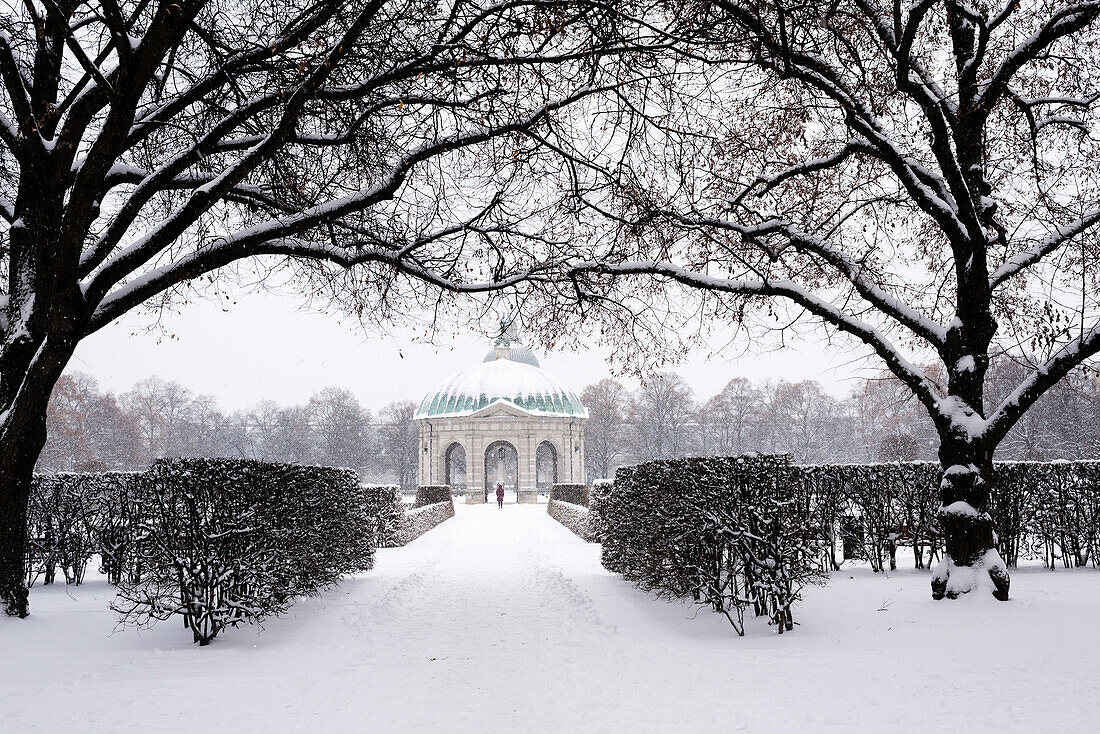 Pavillon bei Schneefall im Hofgarten, München, Deutschland
