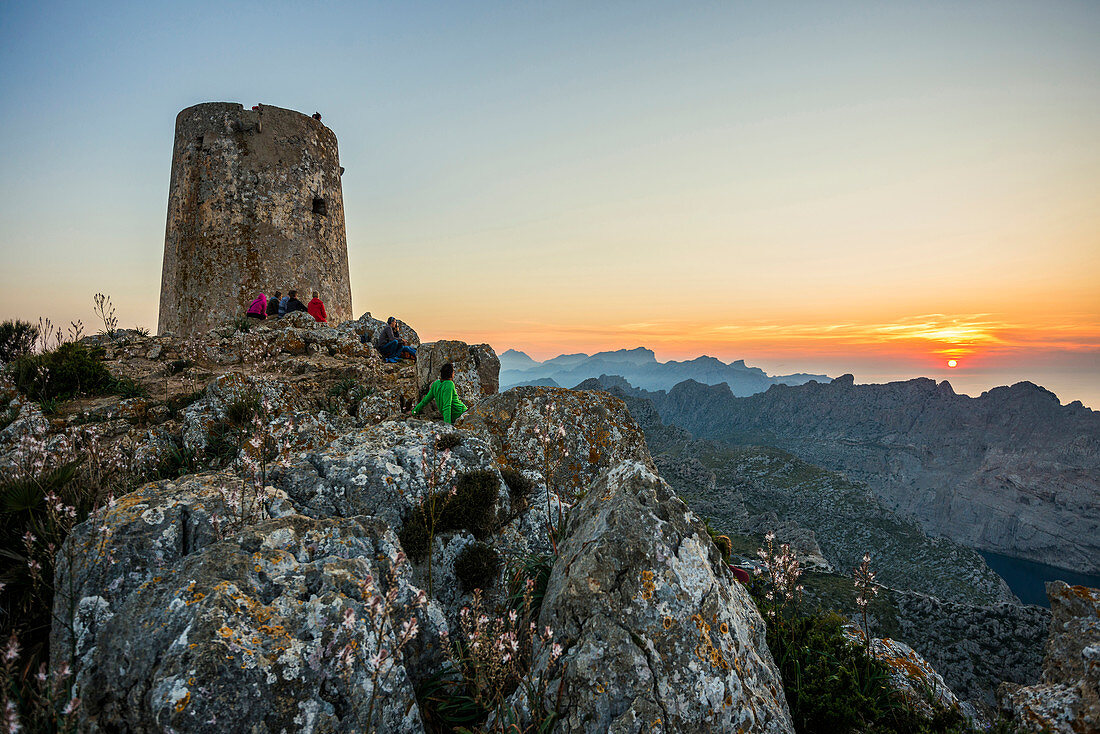 Sonnenuntergang, Wachturm Talaia d’Albercutx, Kap Formentor, Port de Pollença, Serra de Tramuntana, Mallorca, Balearen, Spanien