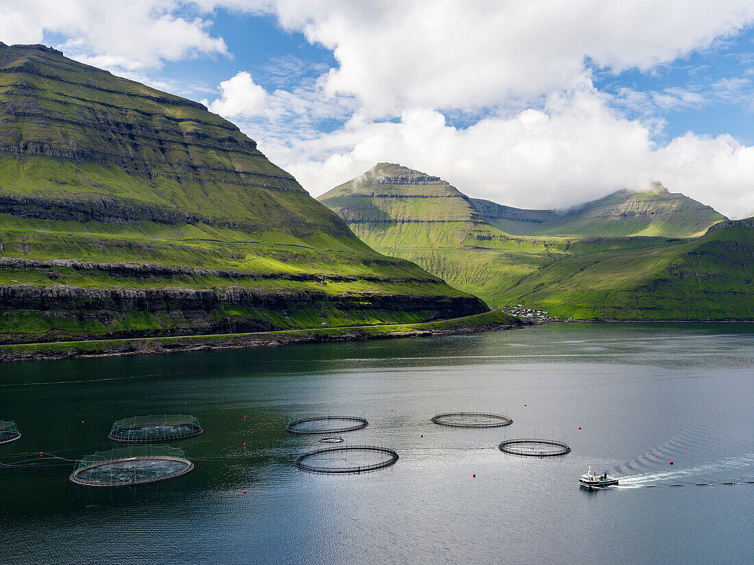 Fischzucht im Fjord Funningsfjordur. Die Insel Eysturoy ist eine der beiden großen Inseln der Färöer im Nordatlantik. Europa, Nordeuropa, Dänemark, Färöer.