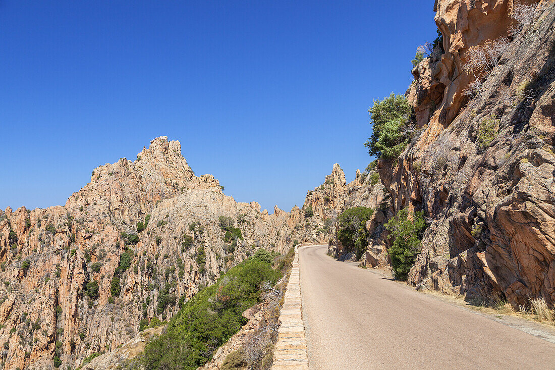 Küstenstraße in der Calanche zwischen Porto und Piana, Westkorsika, Korsika, Südfrankreich, Frankreich, Südeuropa, Europa