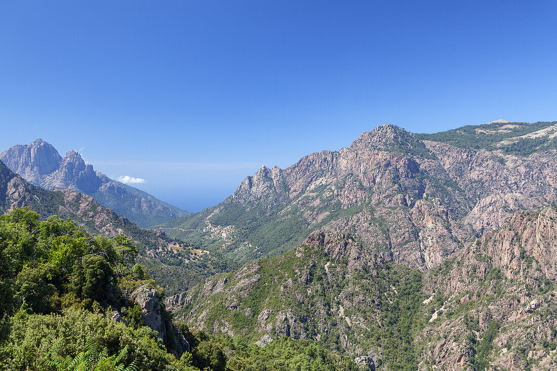 Blick von Evisa durch die Spelunca-Schlucht auf den Golf von Porto, links der Berg Capu d'Orto, Westkorsika, Korsika, Südfrankreich, Frankreich, Südeuropa, Europa