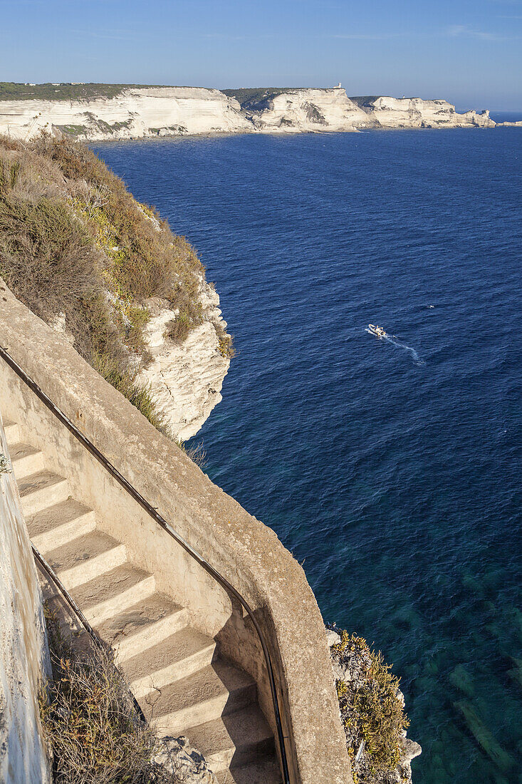 Berühmte Treppe des Königs von Aragon an der Steilküste in Bonifacio, Südkorsika, Korsika, Südfrankreich, Frankreich, Südeuropa, Europa