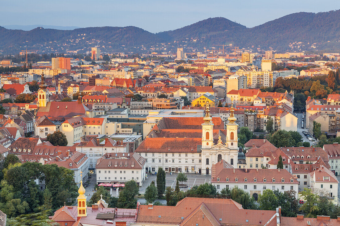 Blick vom Schloßberg auf die Altstadt von Graz bei Sonnenaufgang, Steiermark, Österreich, Europa