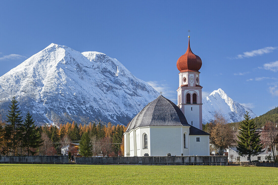 Kirche Heilig Maria Magdalena in Leutasch dahinter die Hohe Munde (2.662 m), Leutasch, Nordtirol, Tirol, Österreich, Europa