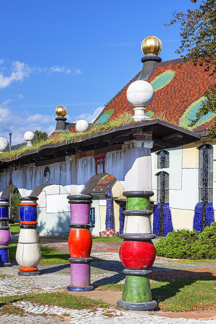 Blick von der Straße auf Hundertwasserkirche in Bärnbach, Steiermark, Österreich, Europa