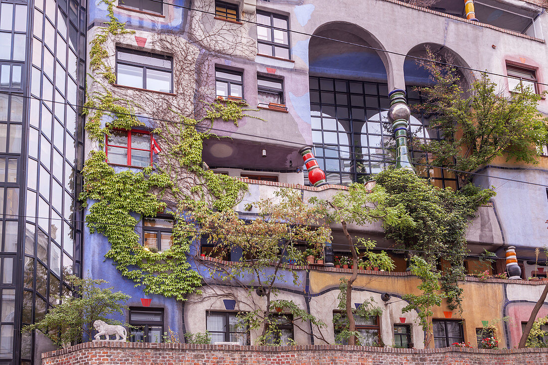 Hundertwasserhaus von Friedensreich Hundertwasser und Josef Krawina in Wien, Ostösterreich, Österreich, Europa