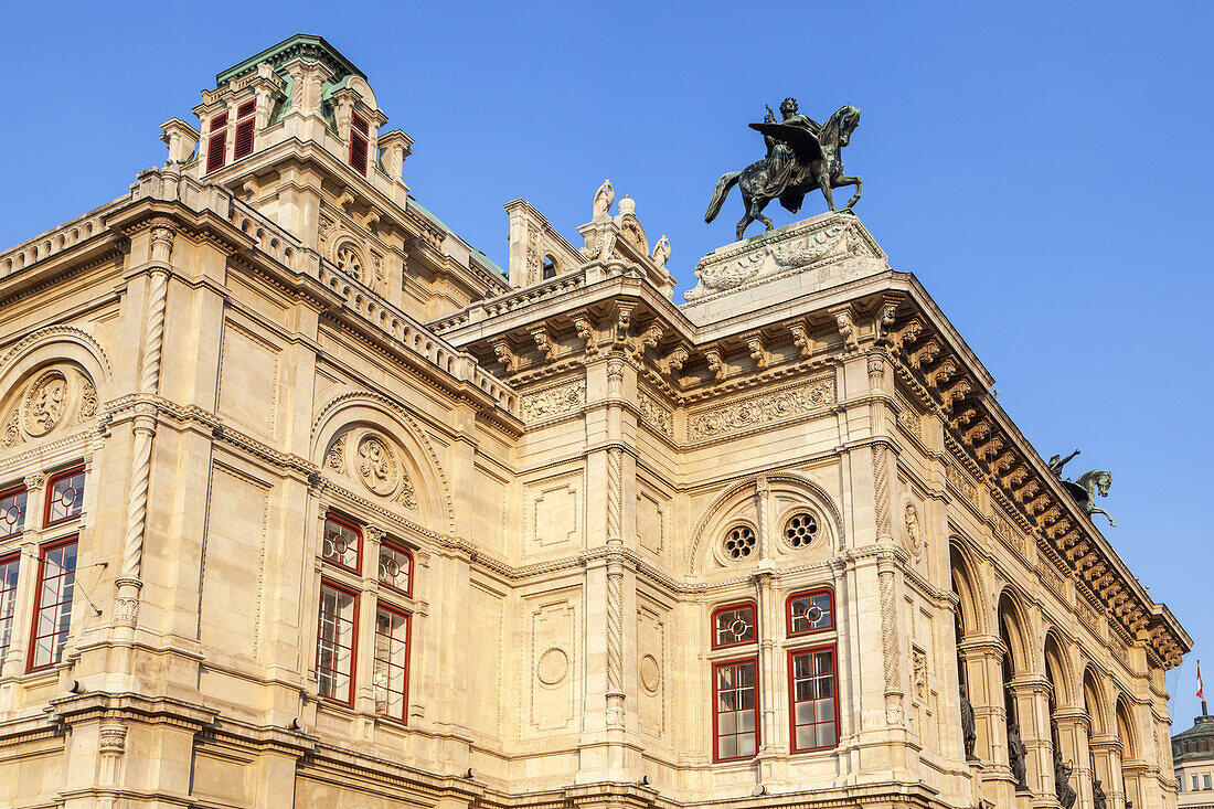 Vienna State Opera in the historic old town of Vienna, Eastern Austria, Austria, Europe