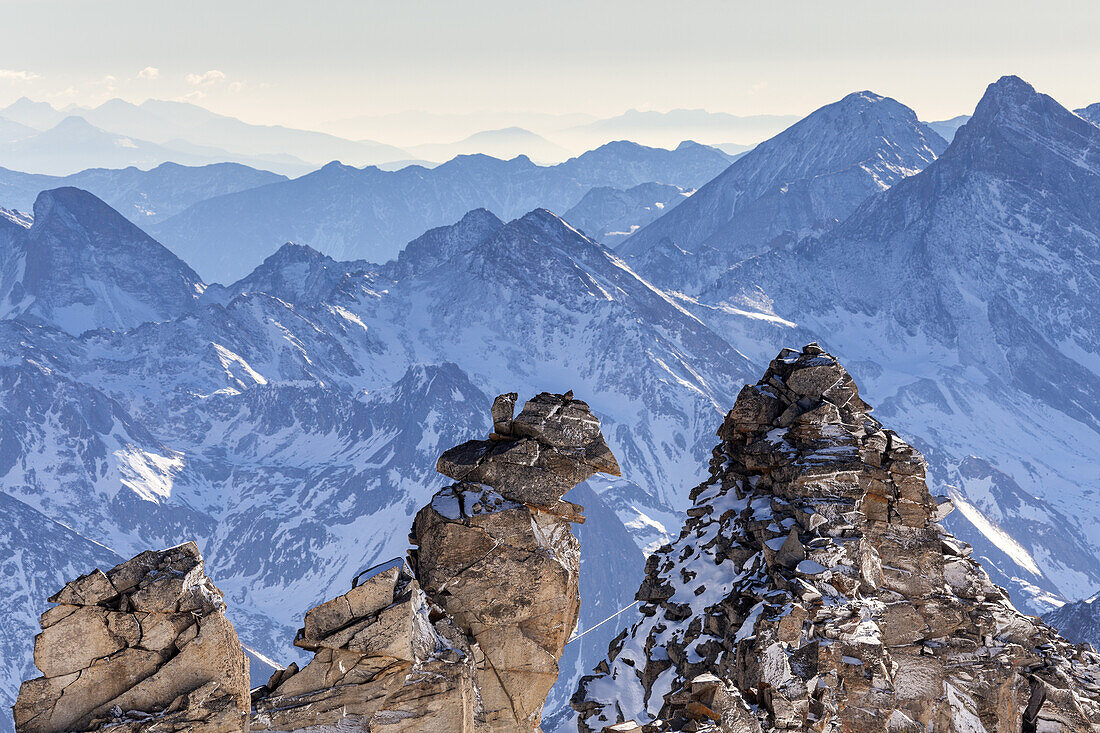 Blick von Gefrorene-Wand-Spitzen auf Zillertaler Alpen und Alpenhauptkamm, Hintertux, Tirol, Österreich, Europa